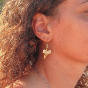 Alternative view of Shark tooth earrings gold